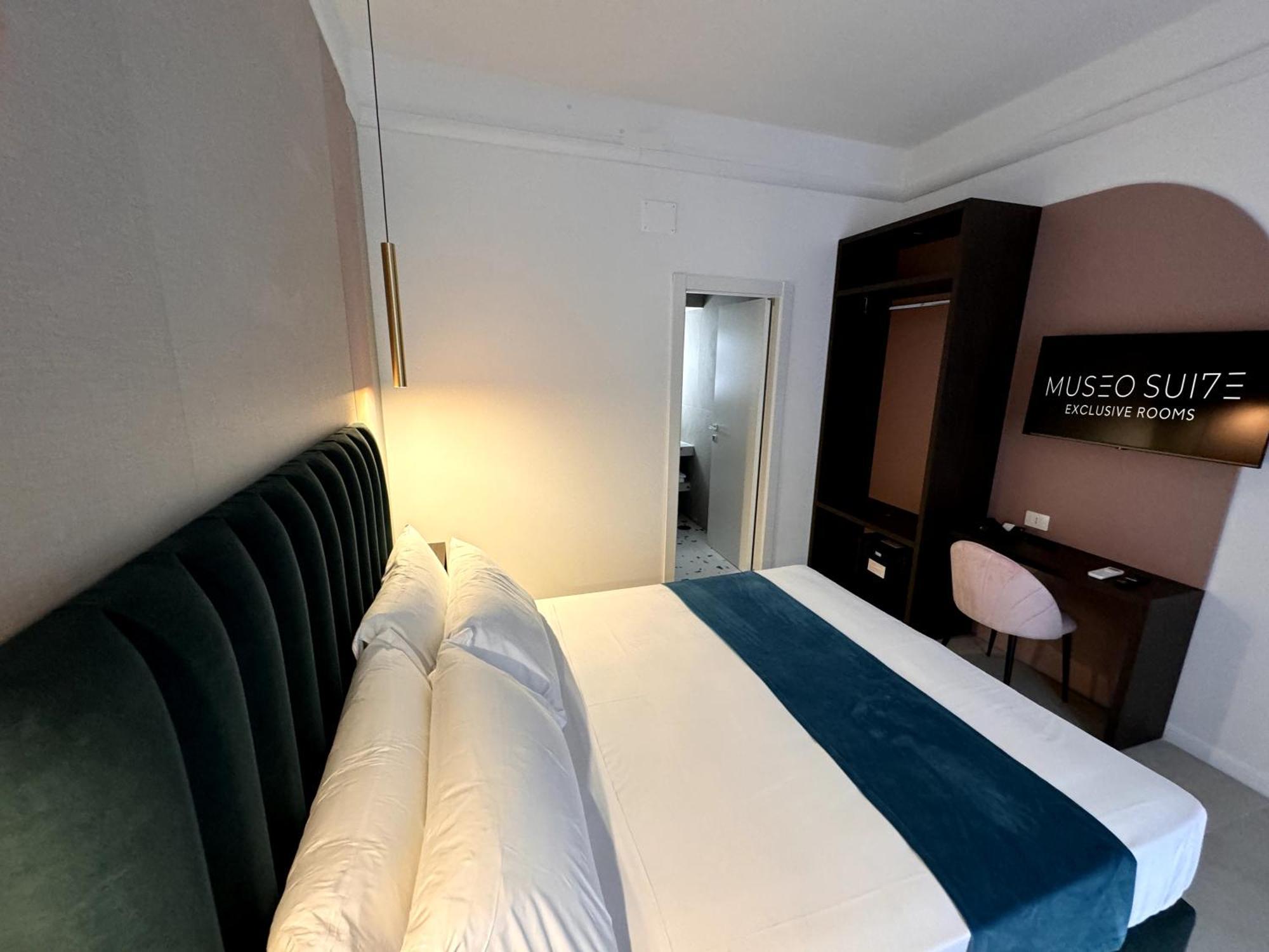 Hotiday Room Collection - Napoli Museo Suite Екстер'єр фото