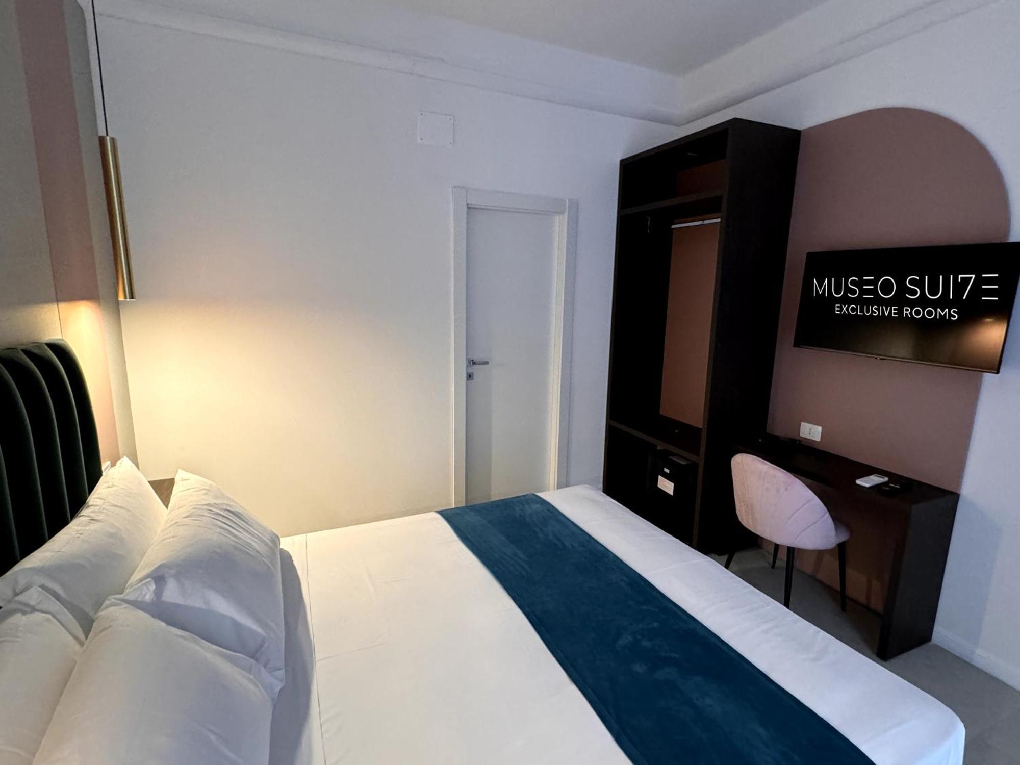 Hotiday Room Collection - Napoli Museo Suite Екстер'єр фото