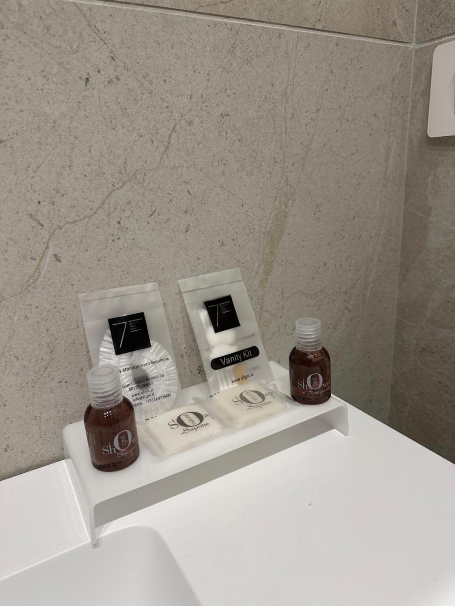 Hotiday Room Collection - Napoli Museo Suite Екстер'єр фото
