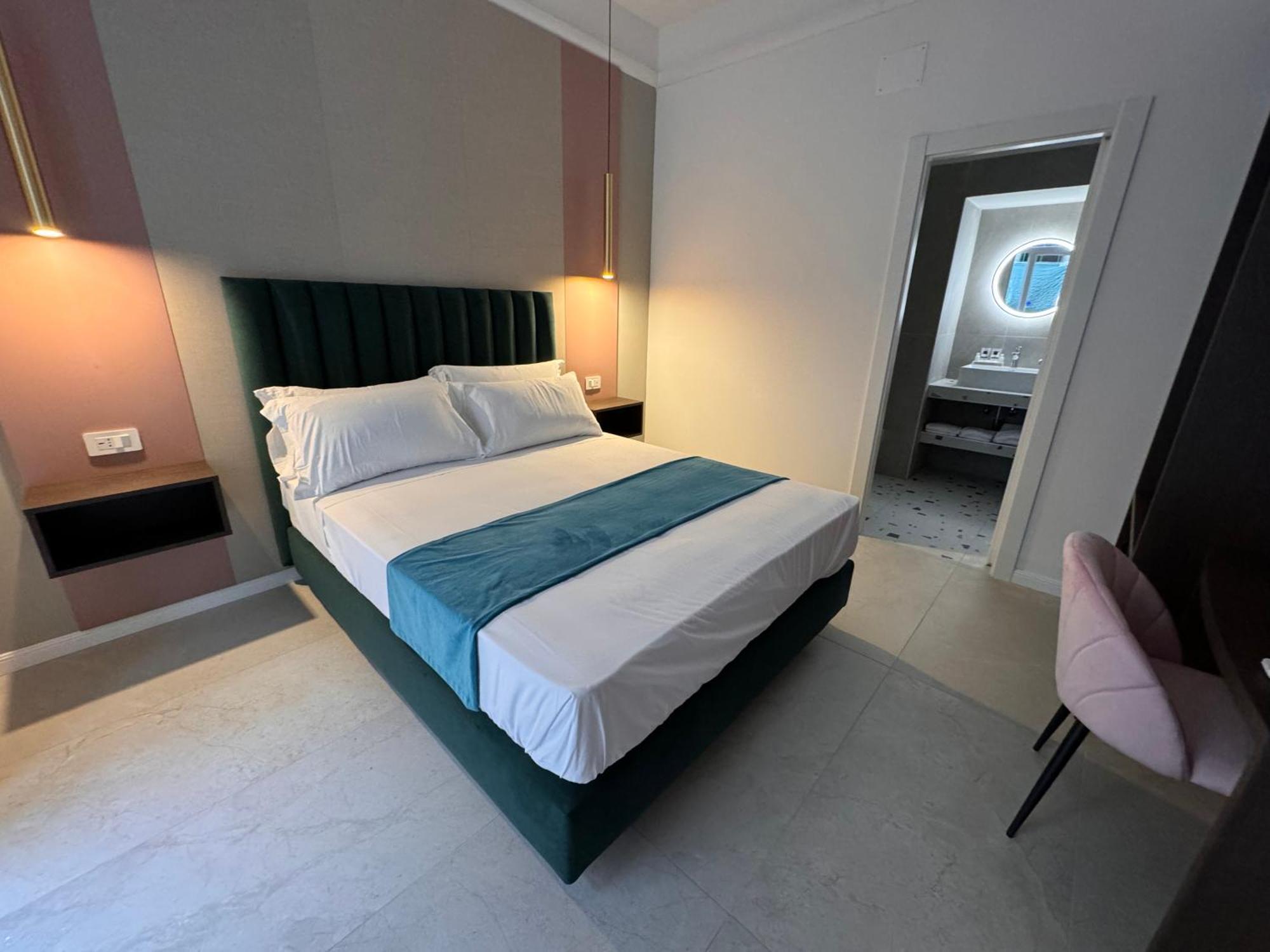 Hotiday Room Collection - Napoli Museo Suite Екстер'єр фото