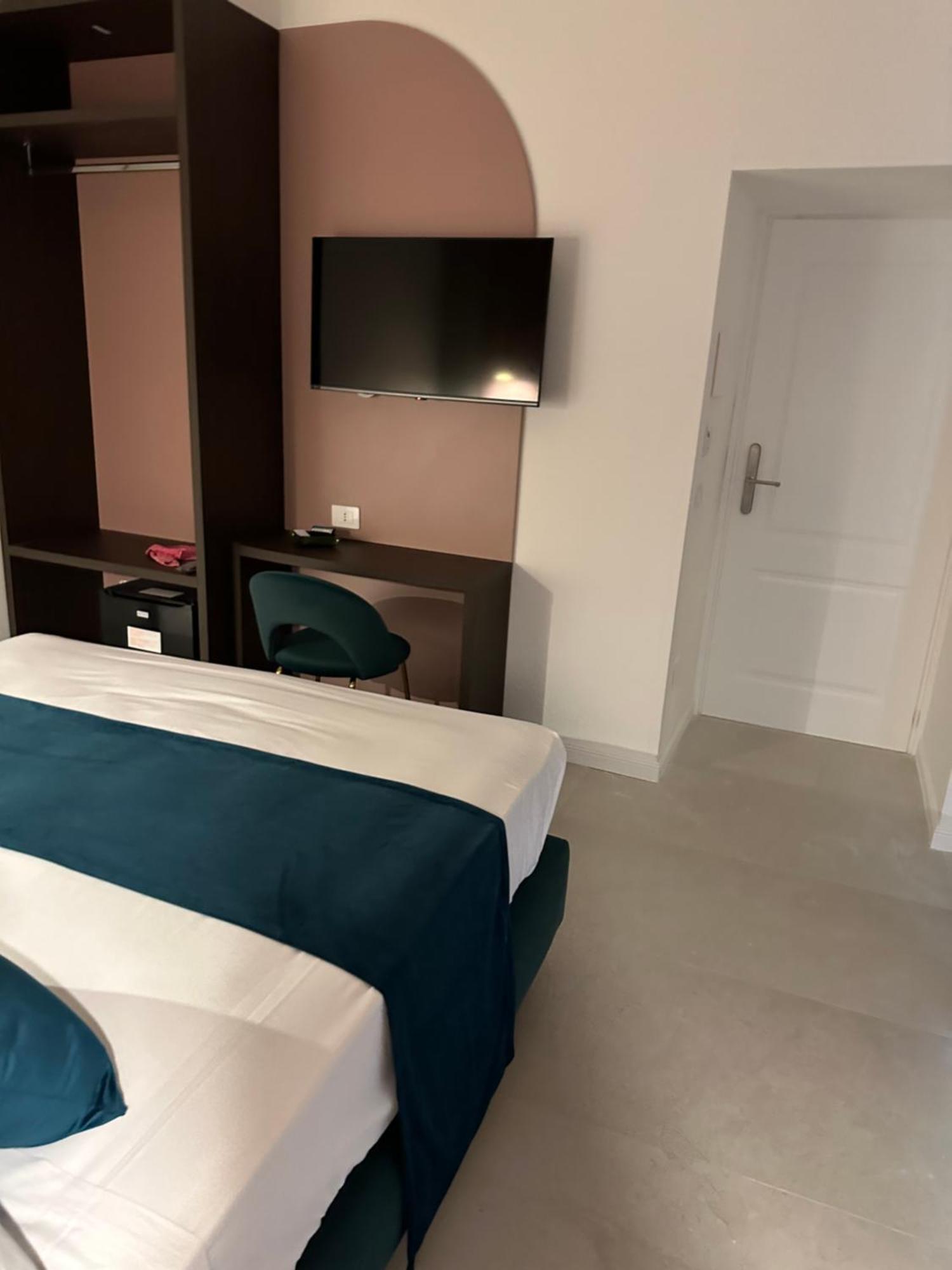 Hotiday Room Collection - Napoli Museo Suite Екстер'єр фото