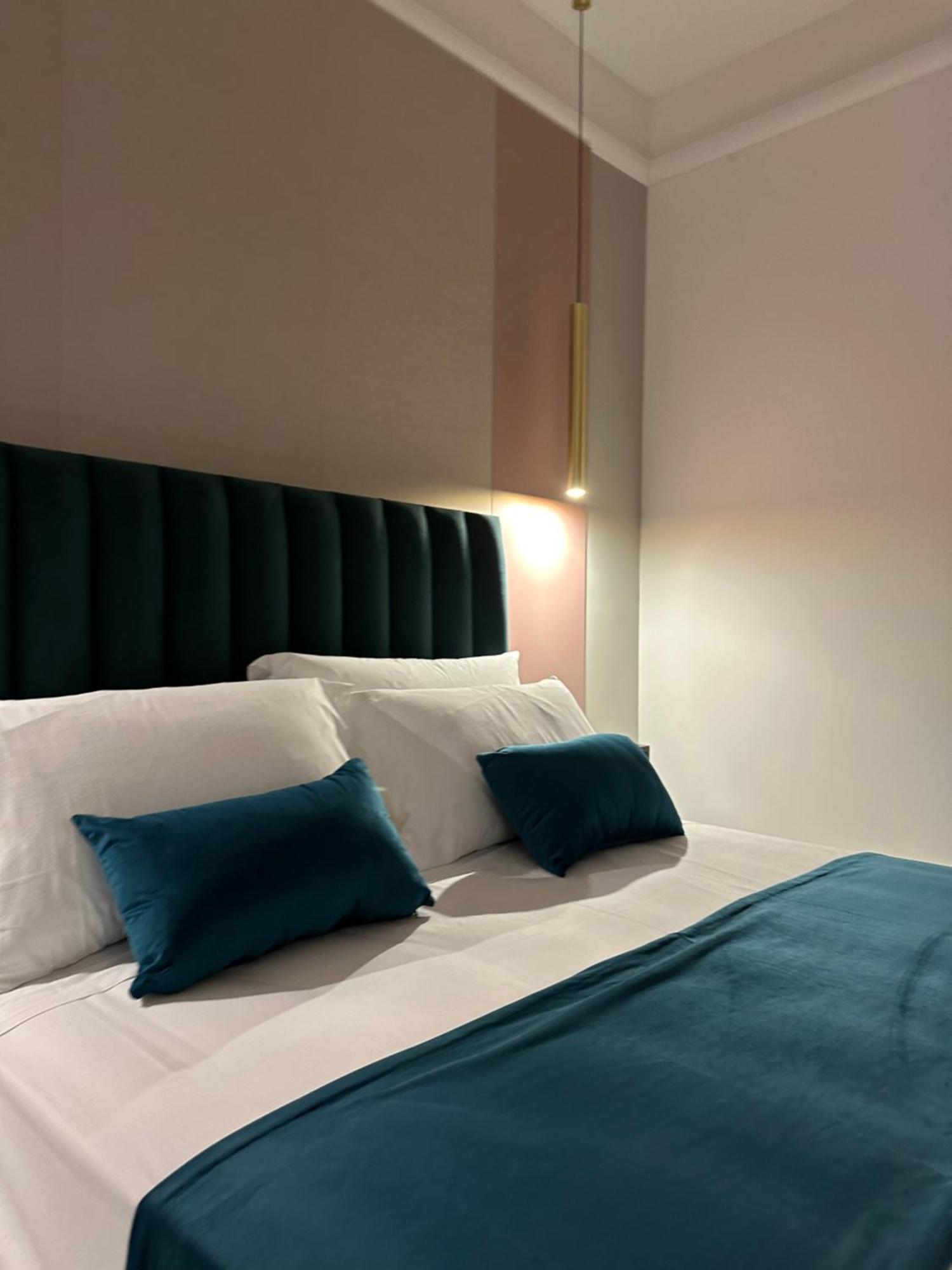 Hotiday Room Collection - Napoli Museo Suite Екстер'єр фото