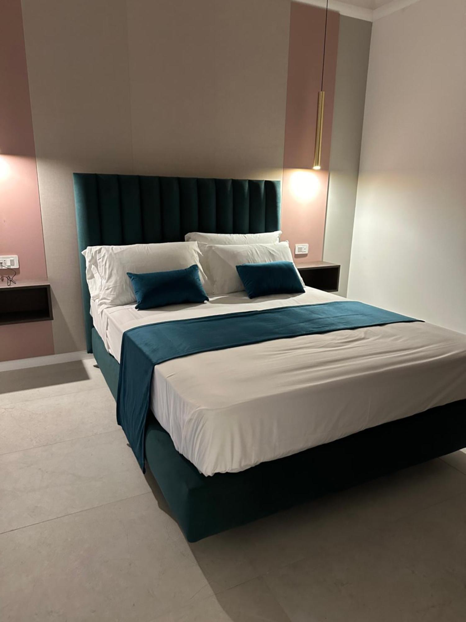 Hotiday Room Collection - Napoli Museo Suite Екстер'єр фото
