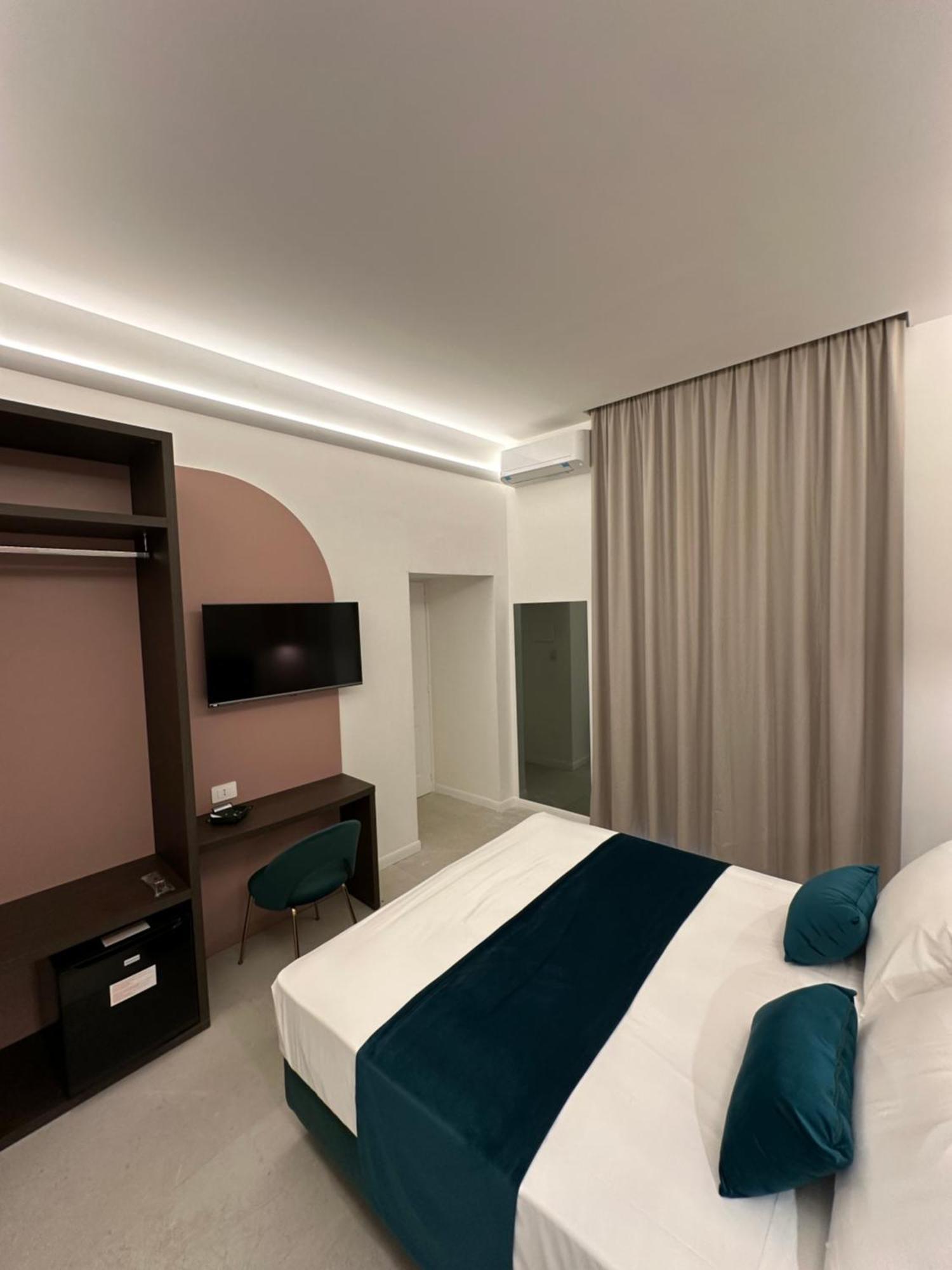 Hotiday Room Collection - Napoli Museo Suite Екстер'єр фото