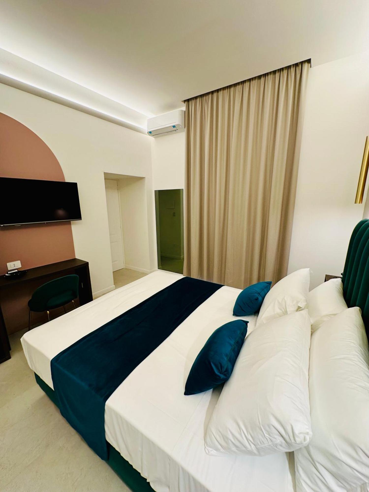 Hotiday Room Collection - Napoli Museo Suite Екстер'єр фото