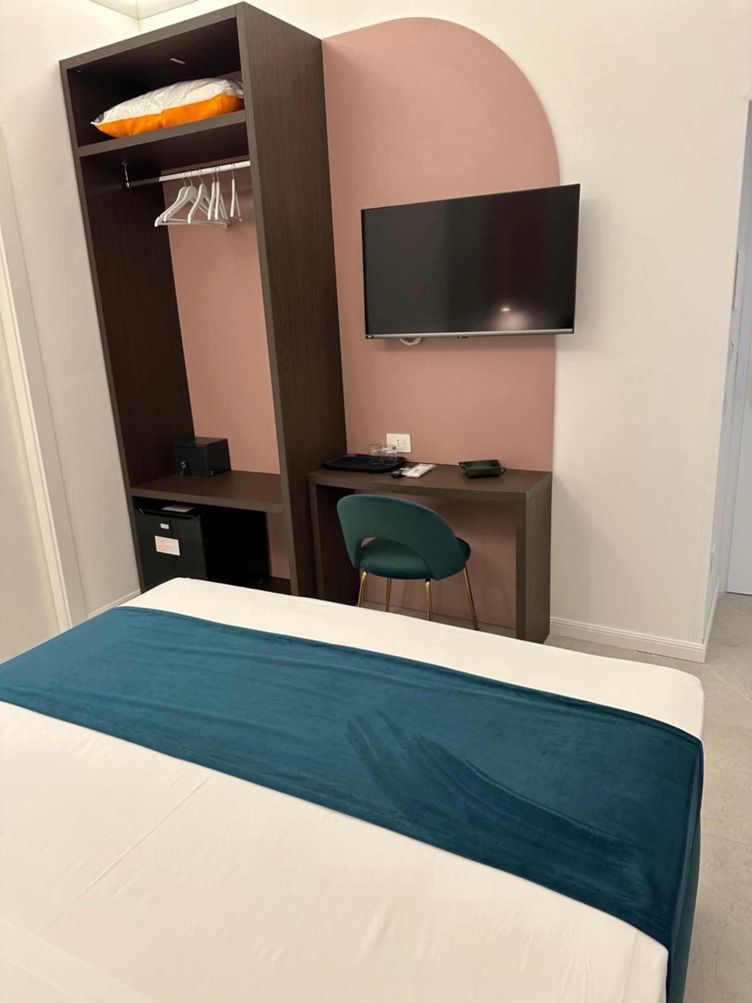 Hotiday Room Collection - Napoli Museo Suite Екстер'єр фото