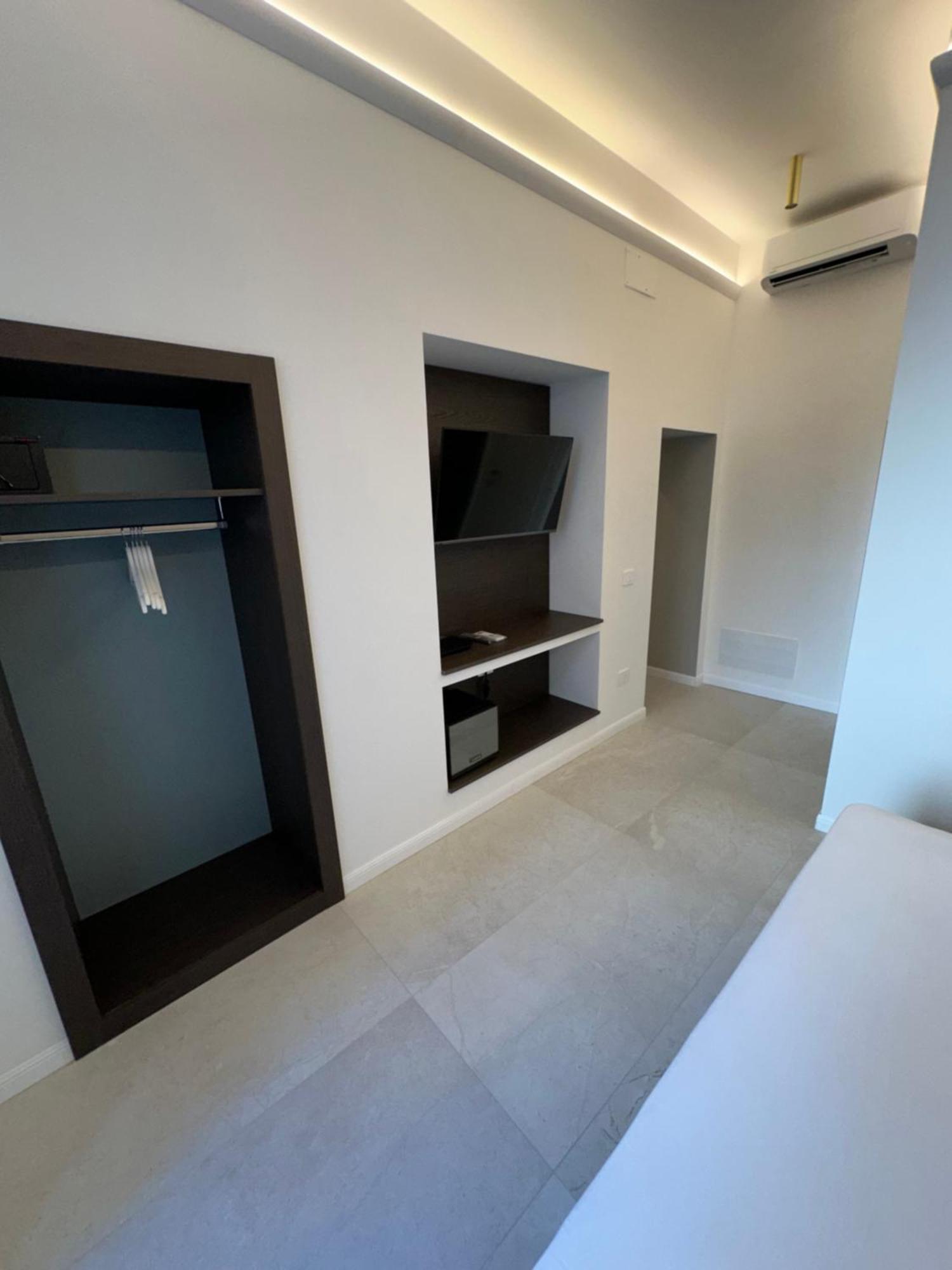 Hotiday Room Collection - Napoli Museo Suite Екстер'єр фото