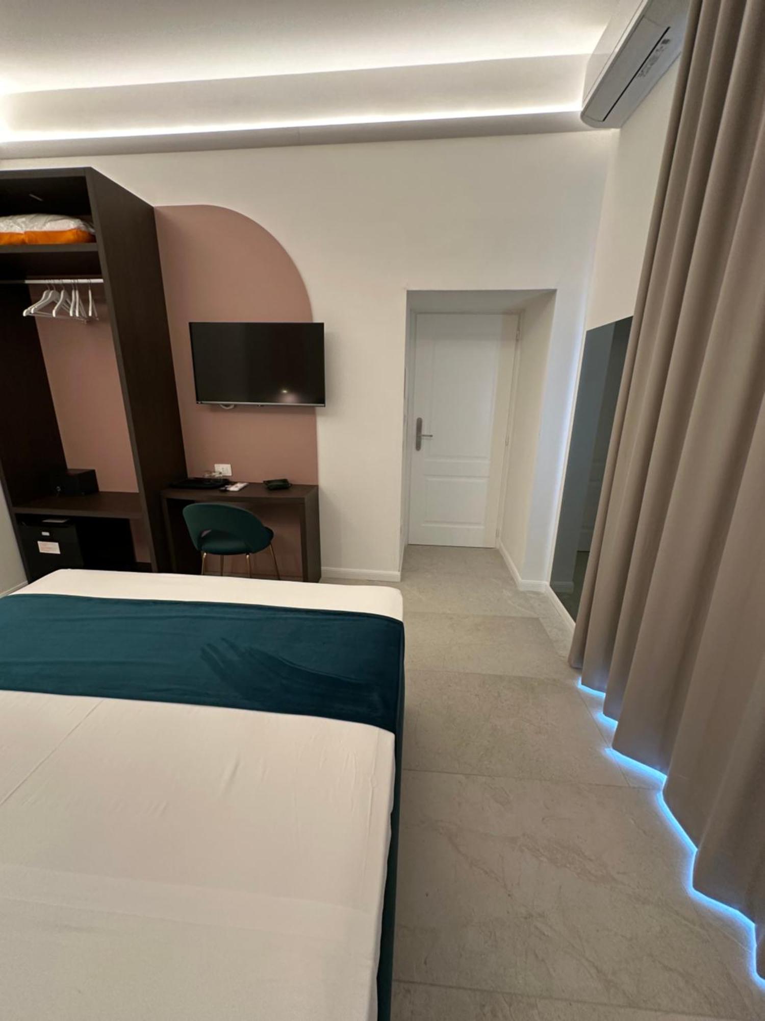 Hotiday Room Collection - Napoli Museo Suite Екстер'єр фото