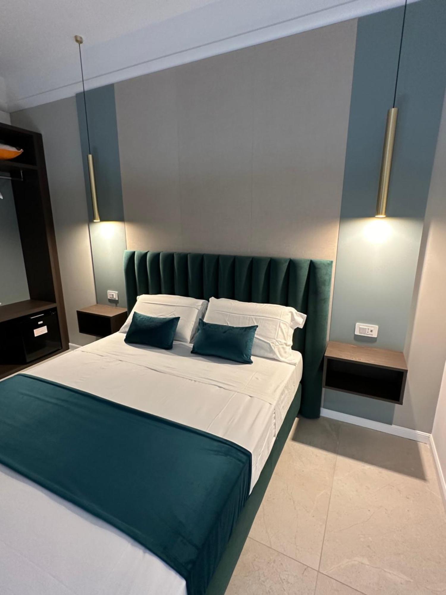Hotiday Room Collection - Napoli Museo Suite Екстер'єр фото