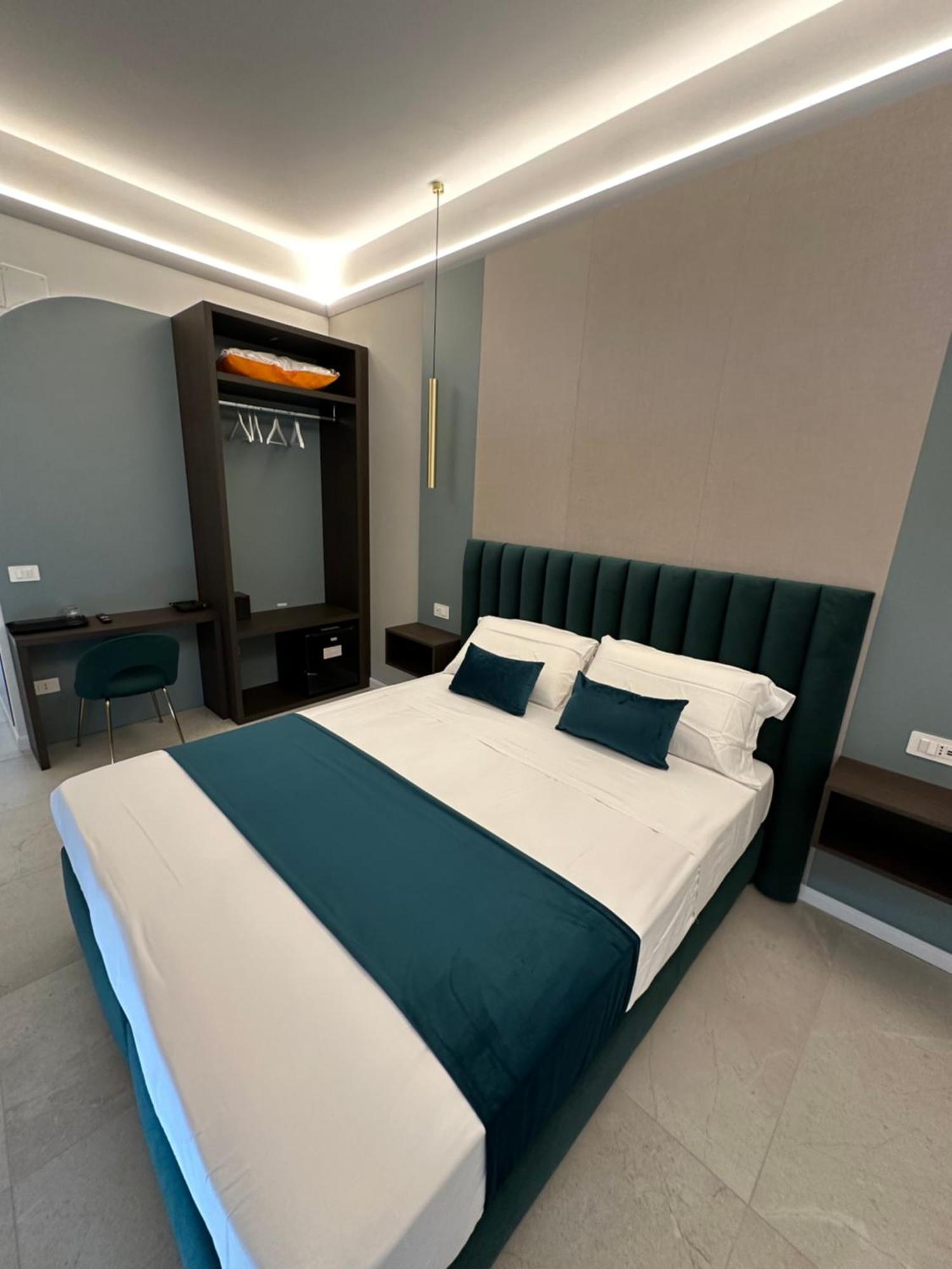 Hotiday Room Collection - Napoli Museo Suite Екстер'єр фото