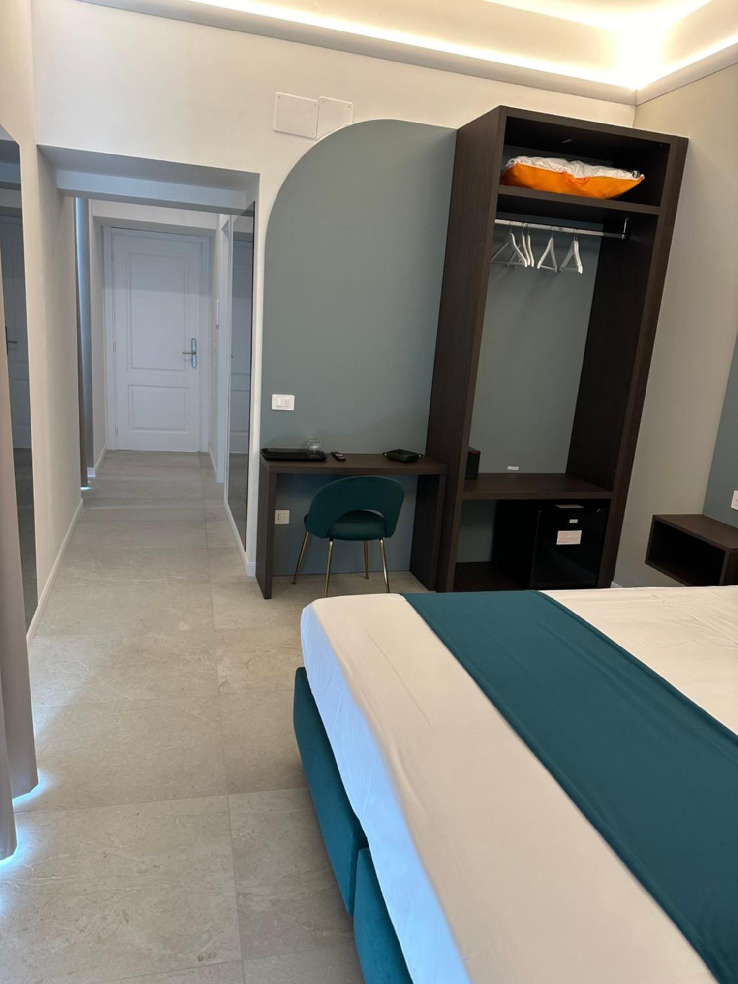 Hotiday Room Collection - Napoli Museo Suite Екстер'єр фото