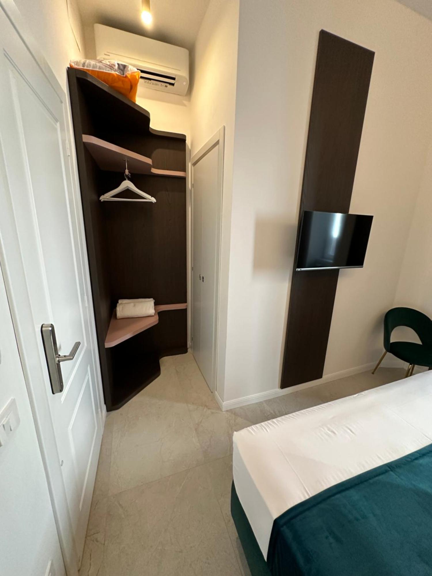 Hotiday Room Collection - Napoli Museo Suite Екстер'єр фото